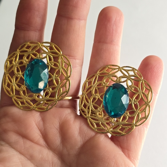 Vintage earrings large big green gem gold tone filigree pierced posts - Picture 11 of 13